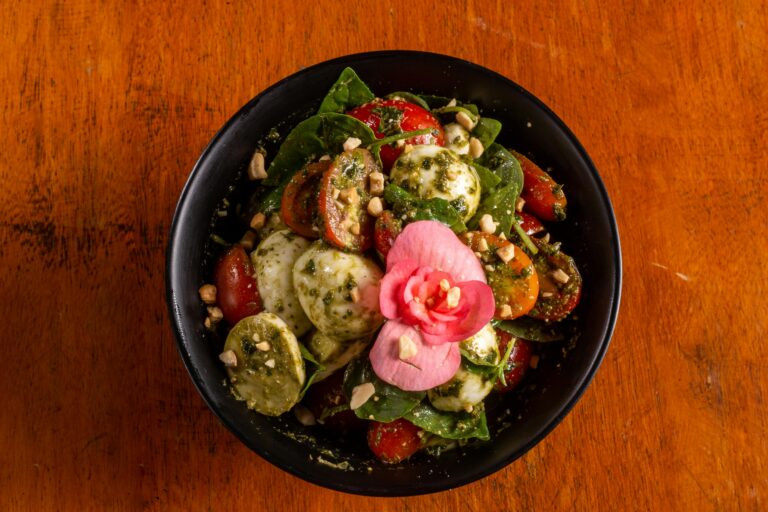 best ensalada caprese con palta near me